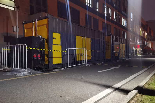 泰兴柴油发电机组的输出电压是如何调节的？